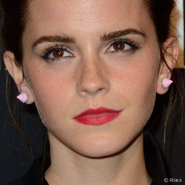 Para o Vogue Foundation Gala, Emma Watson investiu no batom vermelho intenso, real?ando ainda mais sua pele clarinha
